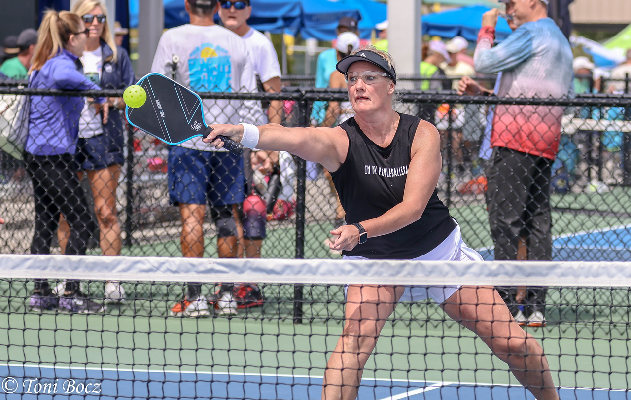 Pictona Challenge Women's Player in black and white